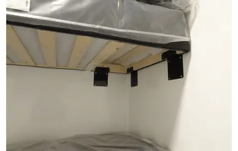 Crew trailer 320, bovenbed aan wandbeugels