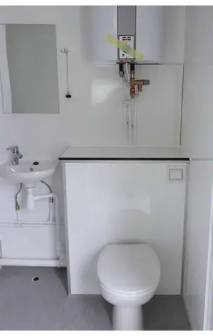 Crew trailer 570, toilet