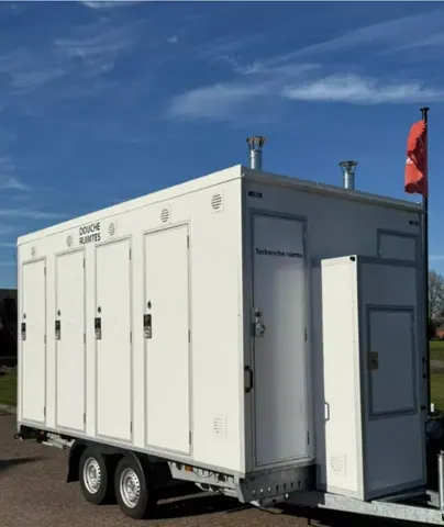 EW420 4P, schuin van achteren met vier deuren en de technische ruimte