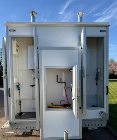 EW420 4P, achterkant met geopende deuren van de badkamers en de technische ruimte