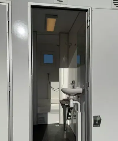 EW420 4P, badkamer met wastafel, gezien door de open deur