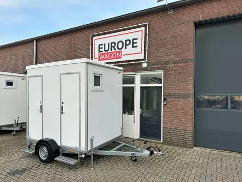 Toiletwagen 1+1, schuin van voren met dissel en opstapjes