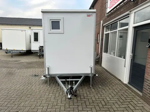 Toiletwagen 1+1, achterkant met raam en neuswiel