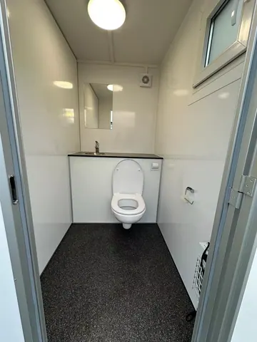 Toiletwagen 1+1, toiletruimte met wandtoilet en een wasbak in het werkblad