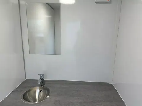 Toiletwagen 1+1, RVS-wasbak met kraan onder een spiegel