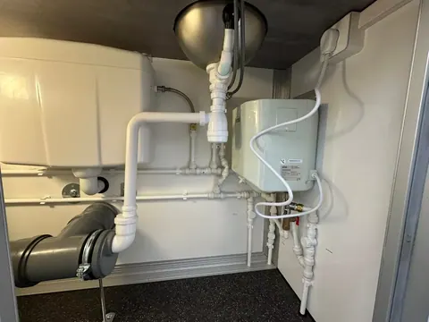 Toiletwagen 1+1, technische ruimte met boiler en leidingen