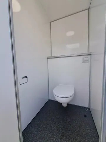 Toiletwagen 12-klepper, toiletcabine met wandtoilet en een lichte binnenwand