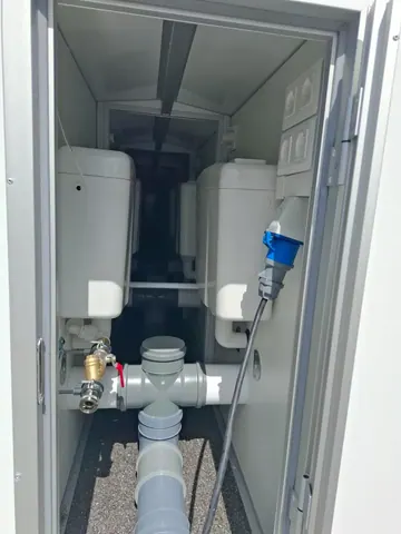 Toiletwagen 12-klepper, technische ruimte met stortbakken en afvoerleidingen