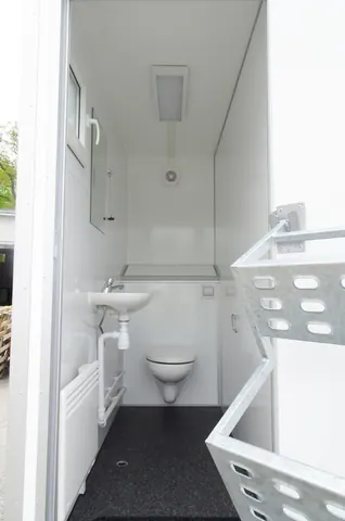 EW320, toiletruimte met wandtoilet, wastafel en radiator