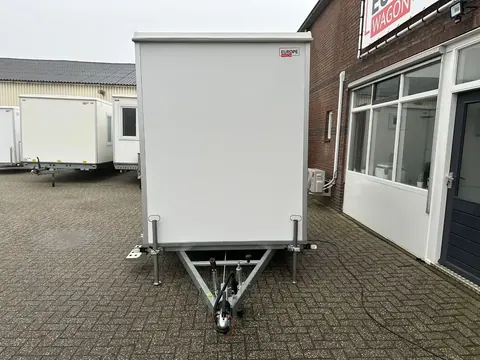 Dubbele mobiele badkamer, achterkant met dissel en neuswiel