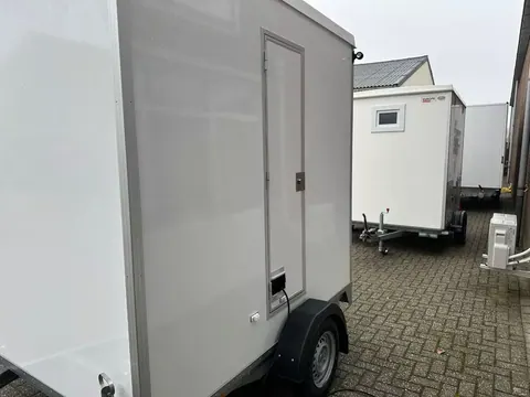 Dubbele mobiele badkamer, zijkant met het luik naar de technische ruimte