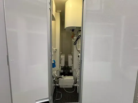 Dubbele mobiele badkamer, technische ruimte met de boiler voor warm water