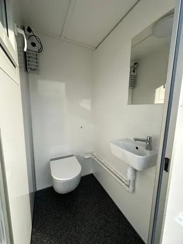 EasyVac, toiletruimte met wandtoilet en kleine wastafel