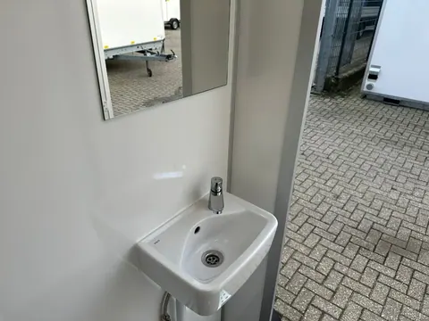 EasyVac, wastafel met kraan onder een spiegel