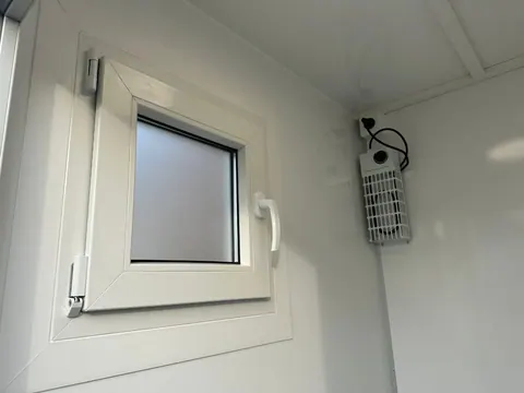 EasyVac, raam en elektrische kachel in de toiletruimte