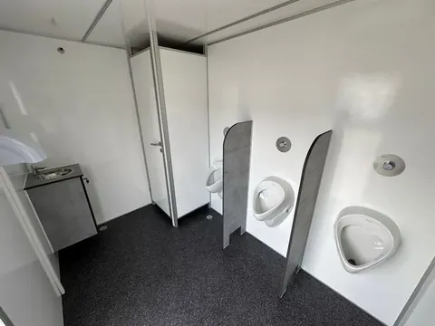 EW520 313, herenafdeling met urinoirs, wastafel en de deur naar het toilet