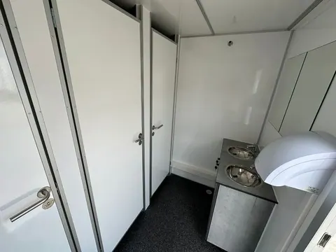EW520 313, damesafdeling met toiletdeuren en een dubbele RVS-wastafel