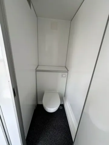 EW520 313, toiletcabine met wandtoilet