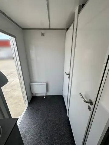 EW520 313, gang met kachel en deur naar een toiletcabine