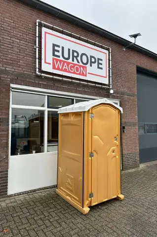 Focus goud, schuin vooraanzicht voor een bakstenen gebouw