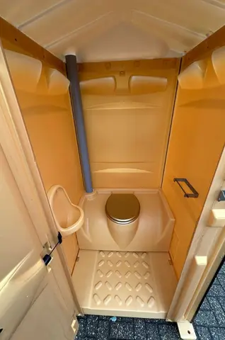Focus goud, open deur met toilet en urinoir