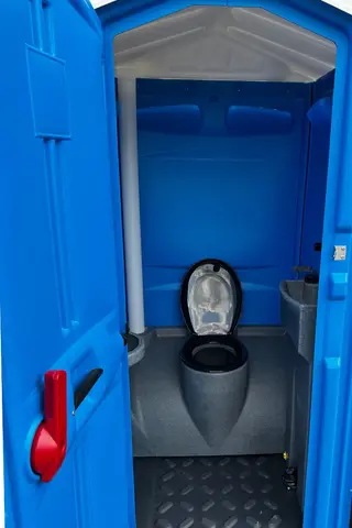 Focus, open deur met toilet