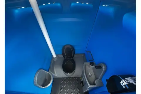 Focus, binnenkant met toilet, urinoir en wasbak