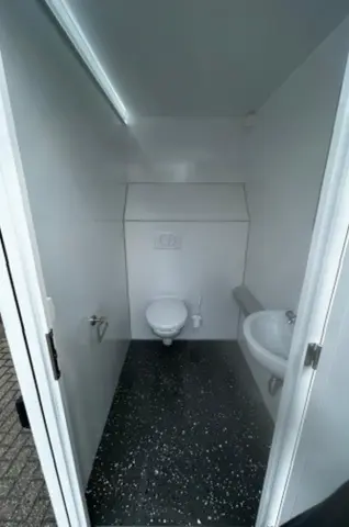 GL2400 Fresh, deur en wit toilet