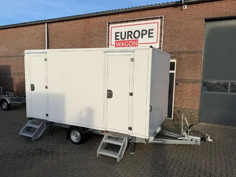 GL4200 313 1A, naast een vrachttrailer