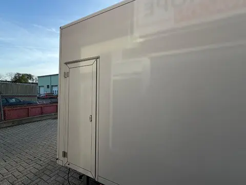 GL4200 313 1A, op een terrein bij een gebouw