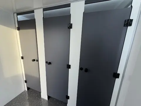 GL4200 313 1A, drie toiletten naast elkaar
