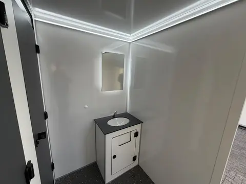 GL4200 313 1A, toilet, wastafel en ronde spiegel