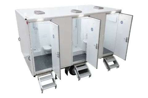 GL4200 3x Bad, witte sanitaire trailer met drie afzonderlijke toiletruimtes die openstaan