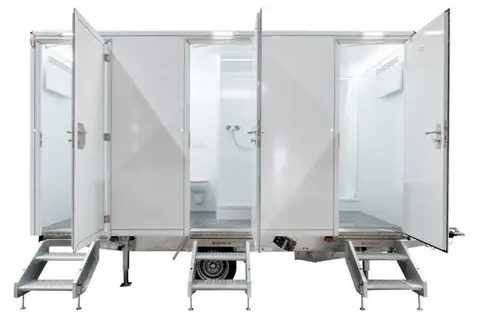 GL4200 3x Bad, witte mobiele badkamer met drie afzonderlijke cabines en openstaande deuren