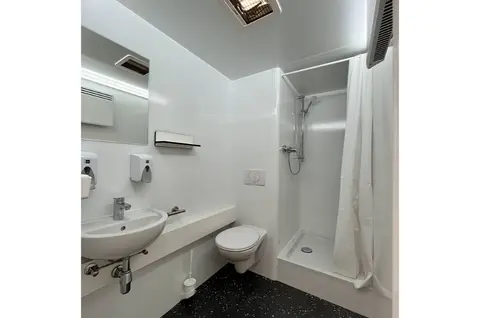 GL4200 3x Bad, eenvoudige witte badkamer met douche, wastafel en toilet