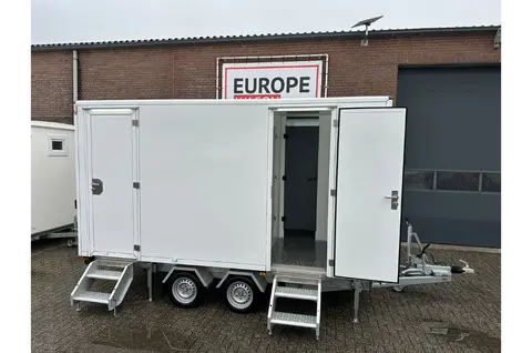 GL4200 212, zijkant met een open deur en twee trapjes