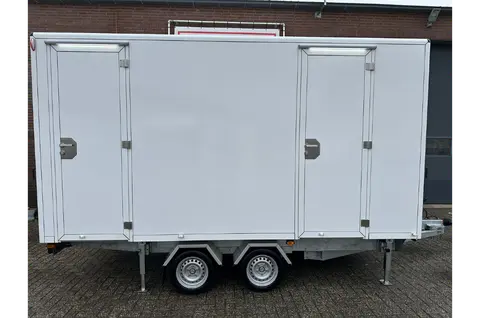 GL4200 212, zijkant met gesloten deuren en een dubbele as