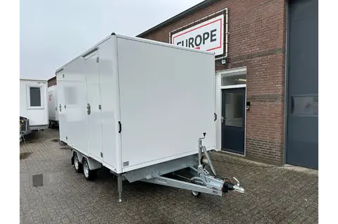 GL4200 212, schuin van voren met dissel, voor een bedrijfspand