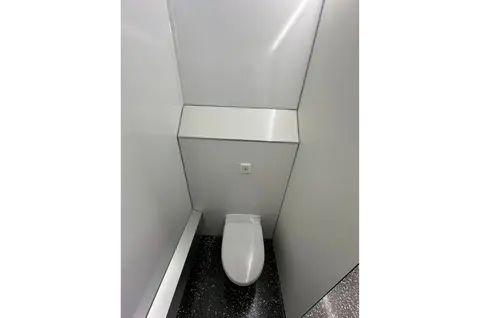 GL4200 212, toilet in een smalle ruimte met lichte wanden