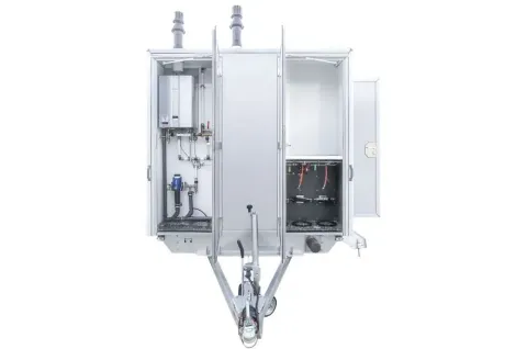 GL7000 12DU 4WB, metalen kast op de aanhanger met open deuren en technische onderdelen binnenin
