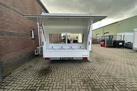 GL7000 14-0-4 WB, achterkant met open luik en wastafels