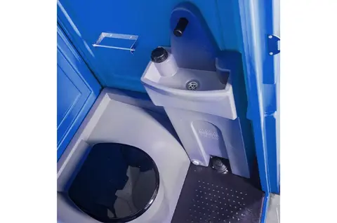 Handwasunit Ekko, wasbakje in een toiletcabine met blauwe kunststofwanden