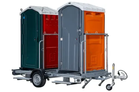 Express 2, twee toiletcabines op de aanhanger