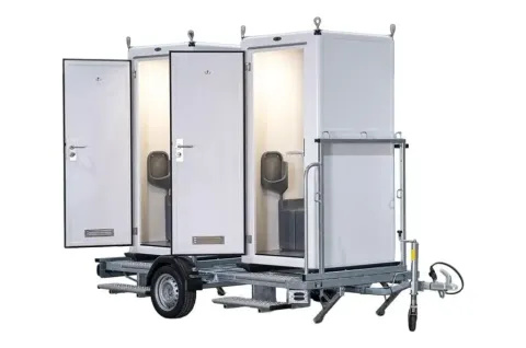 Express 2, twee openstaande toiletcabines op de aanhanger