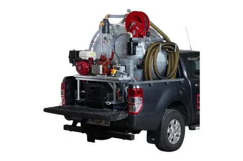 FLX 1000, op een pick-up met de pompinstallatie en slangen achterop