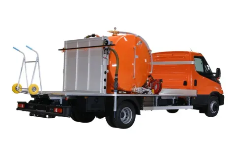 FXD, oranje vrachtwagen met een ronde tank achterop