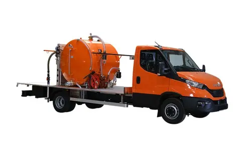 FXD, oranje bedrijfswagen met een grote cilindervormige tank en slang