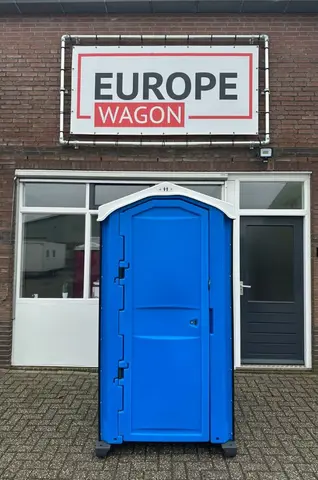 MTM blauw, toiletcabine buiten bij een pand