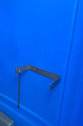 MTM blauw, open toilet in de blauwe cabine