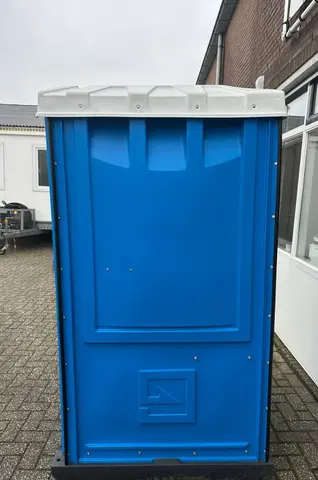 MTM blauw, blauwe mobiele toiletunit buiten